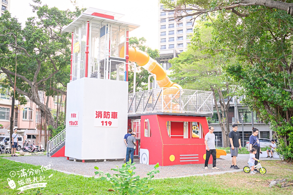 【台南交通公園】台南首座交通主題公園.超真實公路場景,啟用中的紅綠燈和平交道超酷!