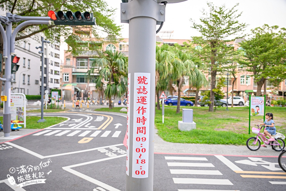 【台南交通公園】台南首座交通主題公園.超真實公路場景,啟用中的紅綠燈和平交道超酷!