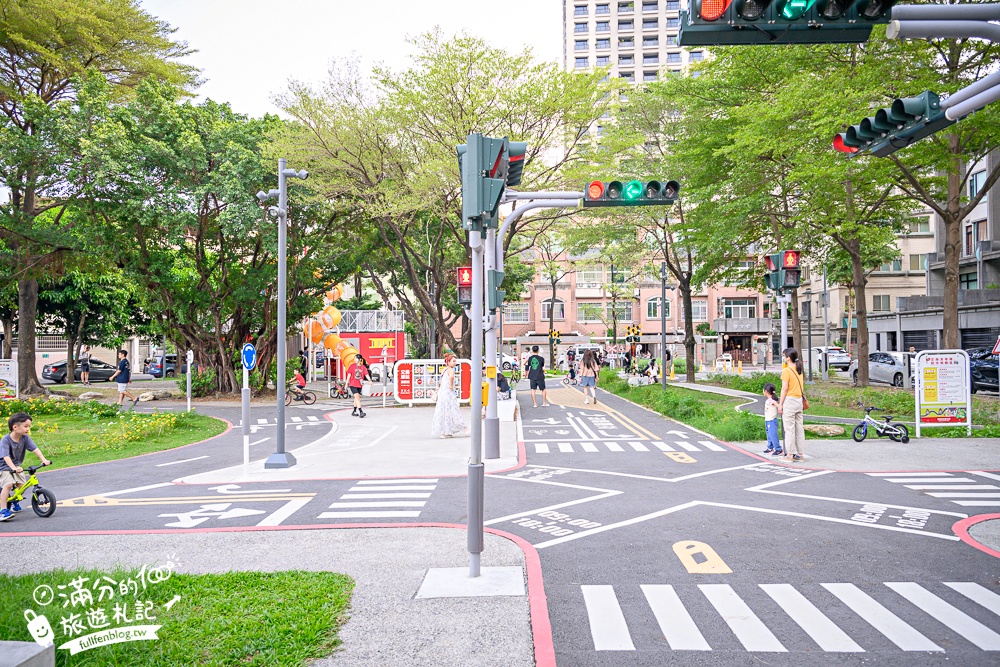 【台南交通公園】台南首座交通主題公園.超真實公路場景,啟用中的紅綠燈和平交道超酷!