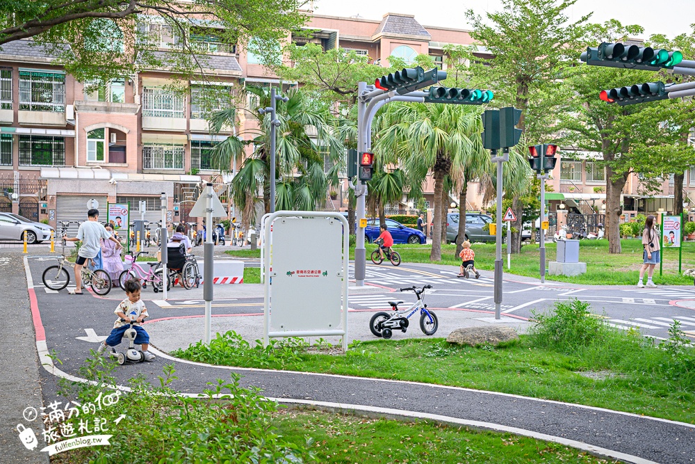 【台南交通公園】台南首座交通主題公園.超真實公路場景,啟用中的紅綠燈和平交道超酷!