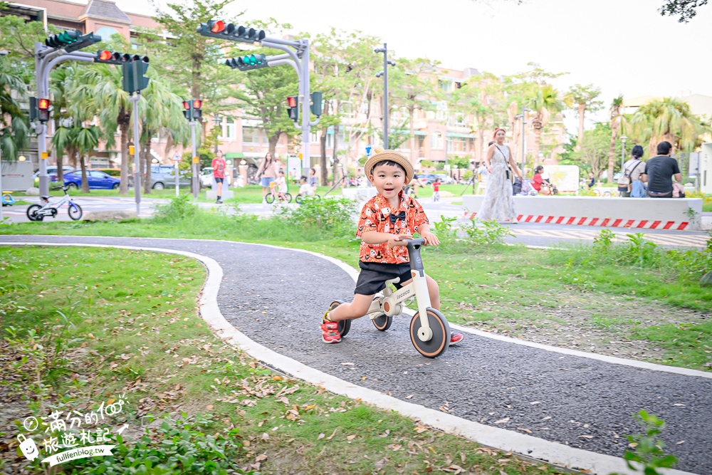 【台南交通公園】台南首座交通主題公園.超真實公路場景,啟用中的紅綠燈和平交道超酷!