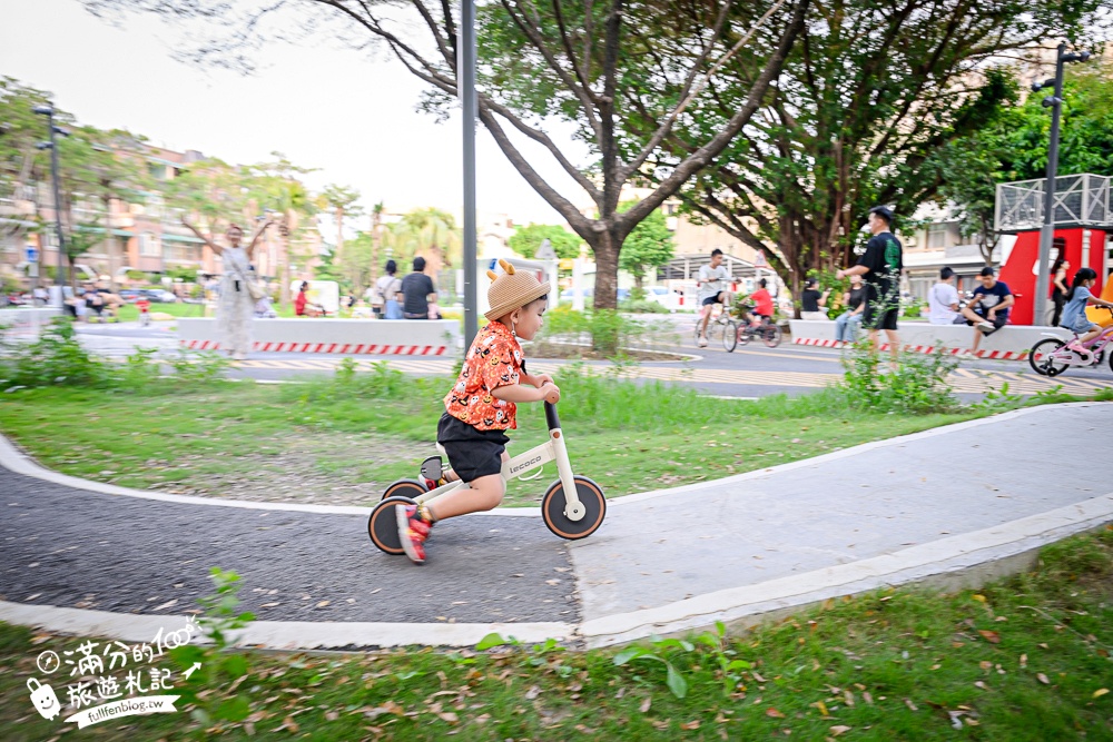 【台南交通公園】台南首座交通主題公園.超真實公路場景,啟用中的紅綠燈和平交道超酷!