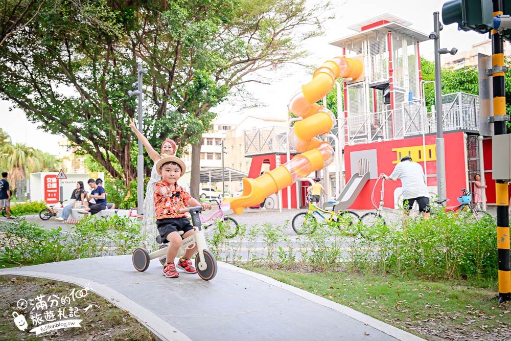 【台南交通公園】台南首座交通主題公園.超真實公路場景,啟用中的紅綠燈和平交道超酷!