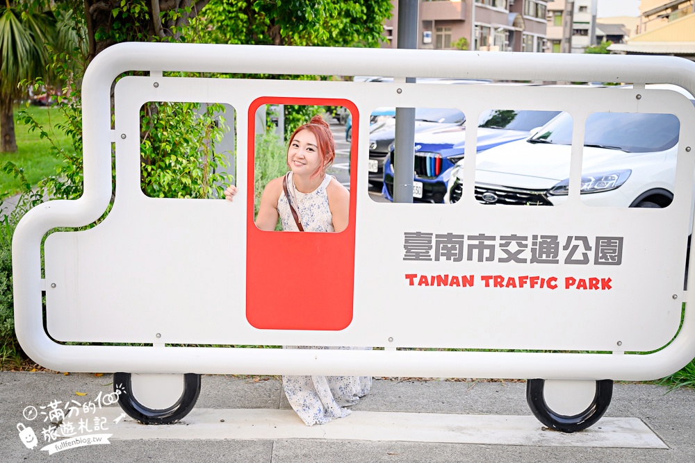 【台南交通公園】台南首座交通主題公園.超真實公路場景,啟用中的紅綠燈和平交道超酷!