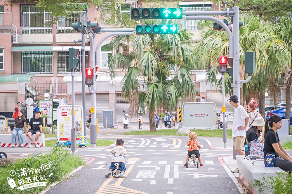 【台南交通公園】台南首座交通主題公園.超真實公路場景,啟用中的紅綠燈和平交道超酷!