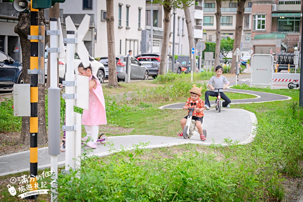 【台南交通公園】台南首座交通主題公園.超真實公路場景,啟用中的紅綠燈和平交道超酷!