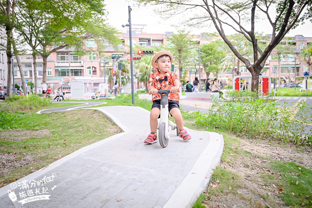 【台南交通公園】台南首座交通主題公園.超真實公路場景,啟用中的紅綠燈和平交道超酷!