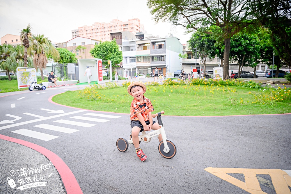 【台南交通公園】台南首座交通主題公園.超真實公路場景,啟用中的紅綠燈和平交道超酷!