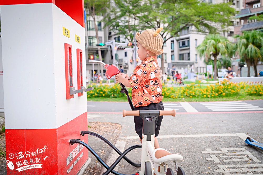 【台南交通公園】台南首座交通主題公園.超真實公路場景,啟用中的紅綠燈和平交道超酷!
