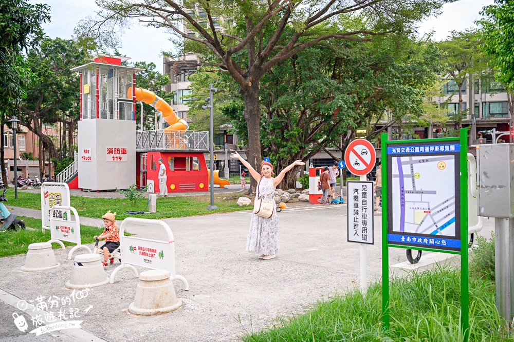 【台南交通公園】台南首座交通主題公園.超真實公路場景,啟用中的紅綠燈和平交道超酷!
