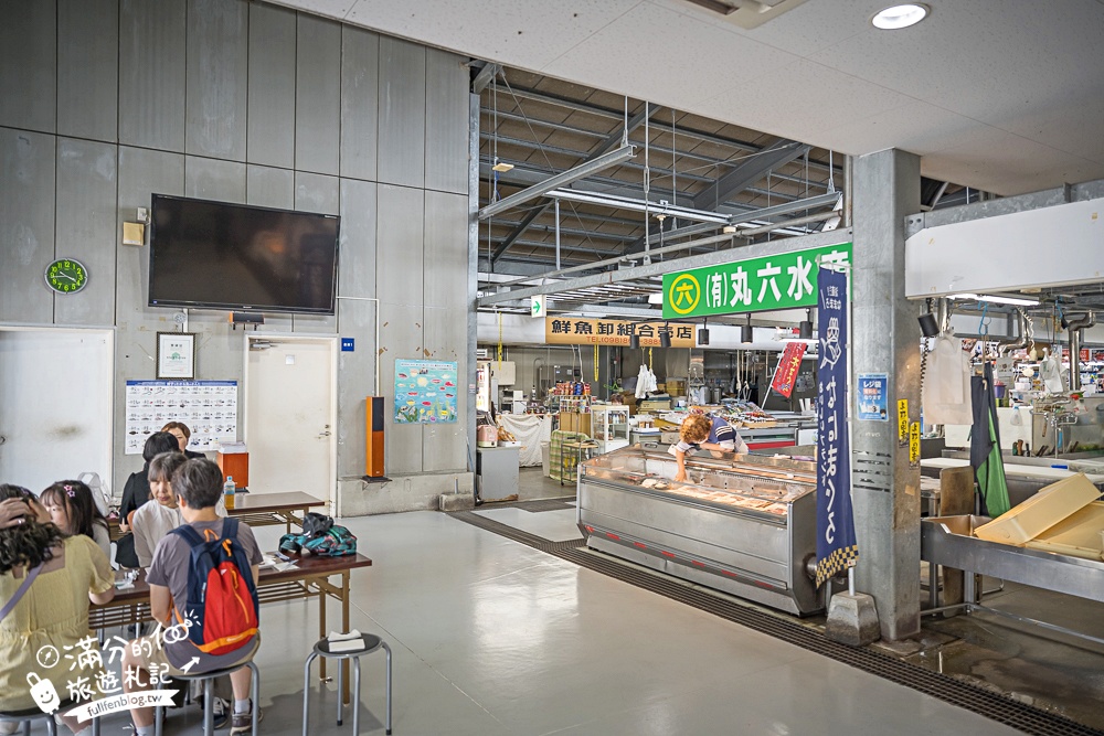 沖繩人氣漁市場【泊港漁市場】那霸機場下機第一站.平價生魚片海鮮丼飯.全室內空間.有冷氣坐位和洗手間超讚!