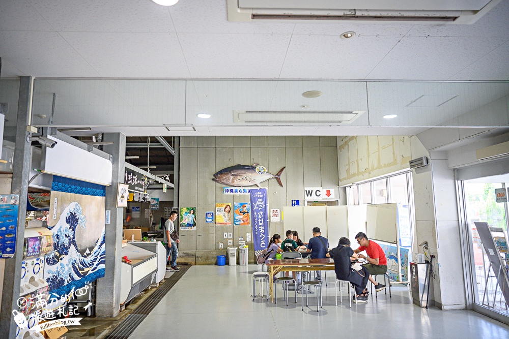 沖繩人氣漁市場【泊港漁市場】那霸機場下機第一站.平價生魚片海鮮丼飯.全室內空間.有冷氣坐位和洗手間超讚!
