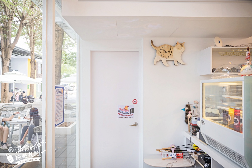 屏東新景點【茵茵喵喵貓咪咖啡館】座落枋寮彩虹藝鐵小鎮,與貓咪互動玩樂,還能玩拍繽紛彩色聚落! 屏東新景點【茵茵喵喵貓咪咖啡館】座落枋寮彩虹藝鐵小鎮,與貓咪互動玩樂,還能玩拍繽紛彩色聚落!