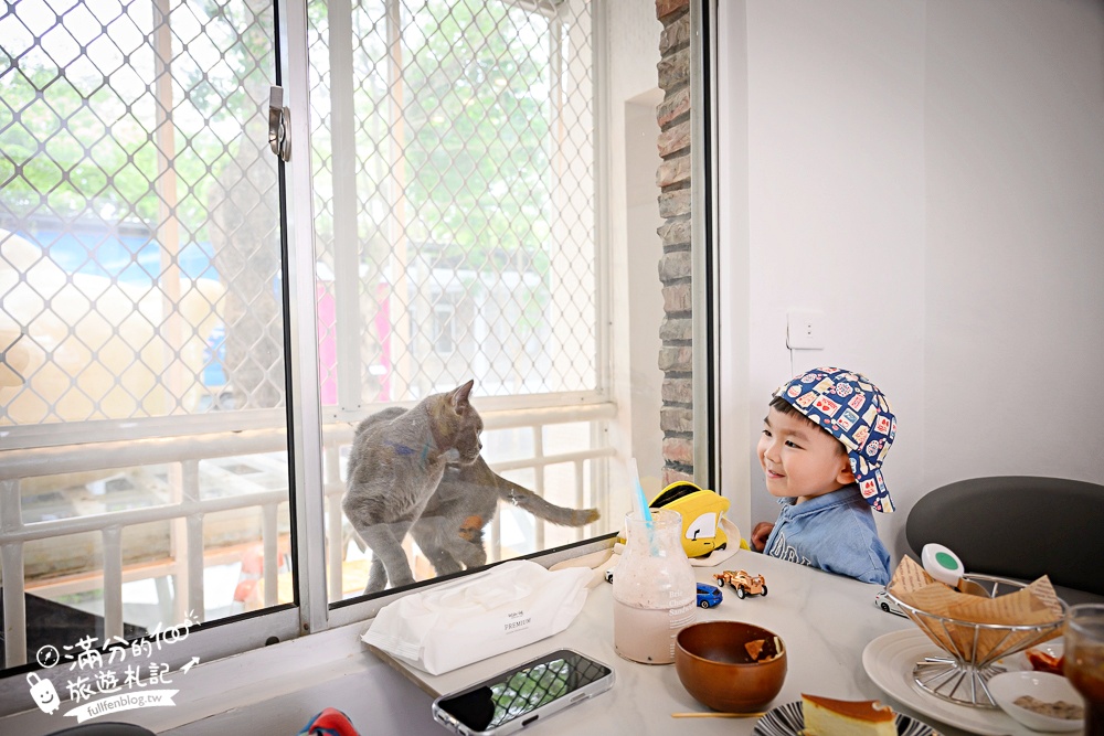 屏東新景點【茵茵喵喵貓咪咖啡館】座落枋寮彩虹藝鐵小鎮,與貓咪互動玩樂,還能玩拍繽紛彩色聚落! 屏東新景點【茵茵喵喵貓咪咖啡館】座落枋寮彩虹藝鐵小鎮,與貓咪互動玩樂,還能玩拍繽紛彩色聚落!