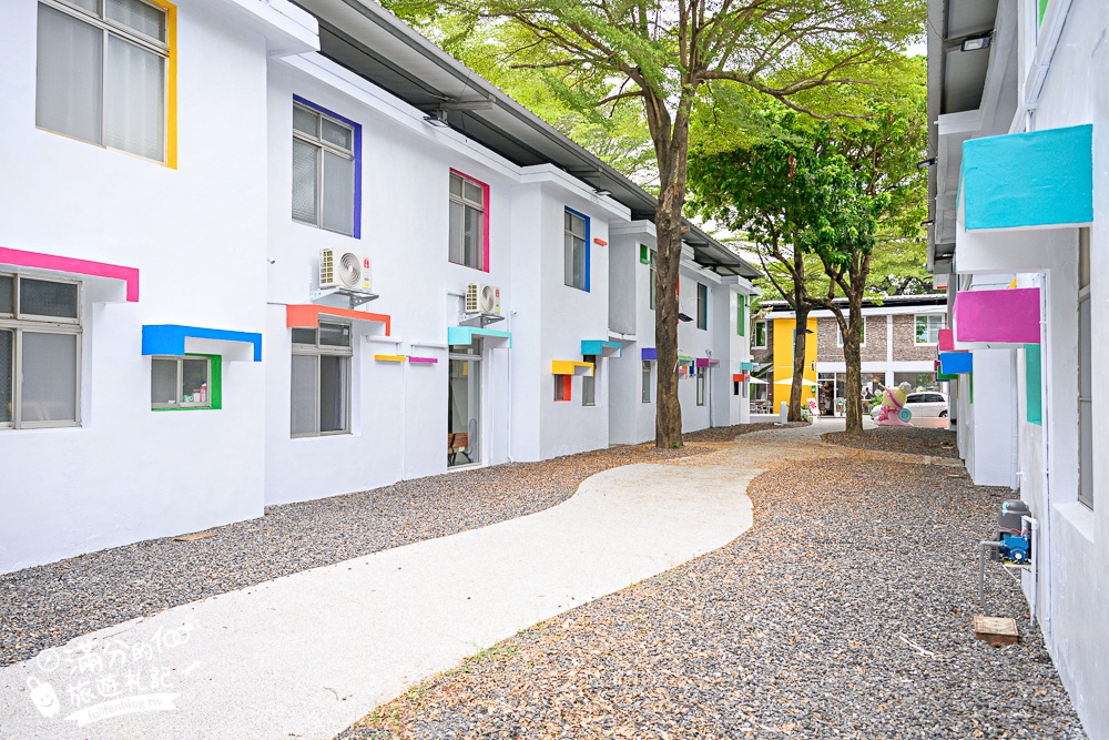 屏東新景點【茵茵喵喵貓咪咖啡館】座落枋寮彩虹藝鐵小鎮,與貓咪互動玩樂,還能玩拍繽紛彩色聚落! 屏東新景點【茵茵喵喵貓咪咖啡館】座落枋寮彩虹藝鐵小鎮,與貓咪互動玩樂,還能玩拍繽紛彩色聚落!