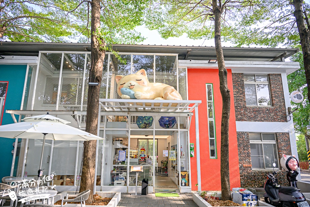 屏東新景點【茵茵喵喵貓咪咖啡館】座落枋寮彩虹藝鐵小鎮,與貓咪互動玩樂,還能玩拍繽紛彩色聚落! 屏東新景點【茵茵喵喵貓咪咖啡館】座落枋寮彩虹藝鐵小鎮,與貓咪互動玩樂,還能玩拍繽紛彩色聚落!