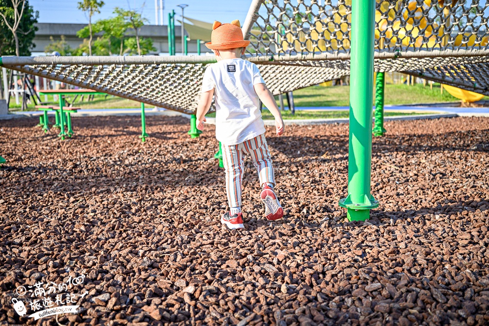 彰化【田中熊趣米公園】最新熊主題親子遊戲場.滑梯.沙坑.滑索一次滿足.還能近距離看高鐵奔馳!