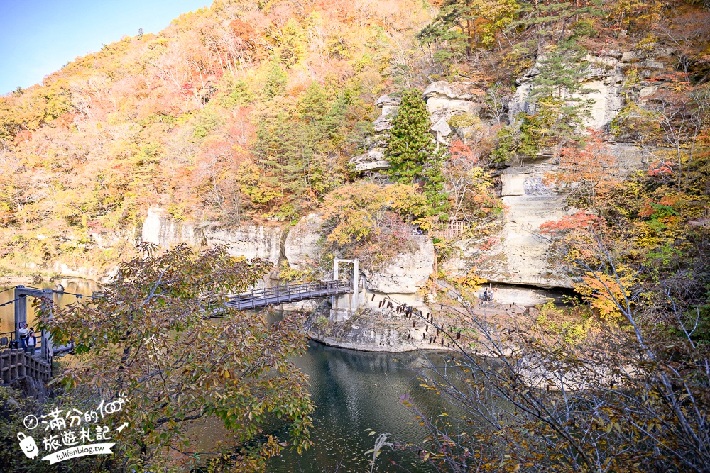 福島景點【塔崖】福島楓葉秘境,走吊橋.看塔型石岩.拜菩薩.感受百年溪流斷崖的震撼!