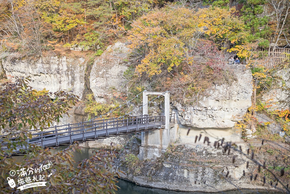 福島景點【塔崖】福島楓葉秘境,走吊橋.看塔型石岩.拜菩薩.感受百年溪流斷崖的震撼!