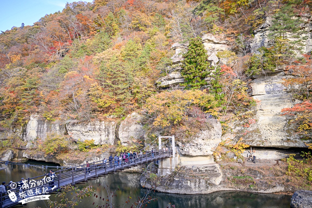 福島景點【塔崖】福島楓葉秘境,走吊橋.看塔型石岩.拜菩薩.感受百年溪流斷崖的震撼!