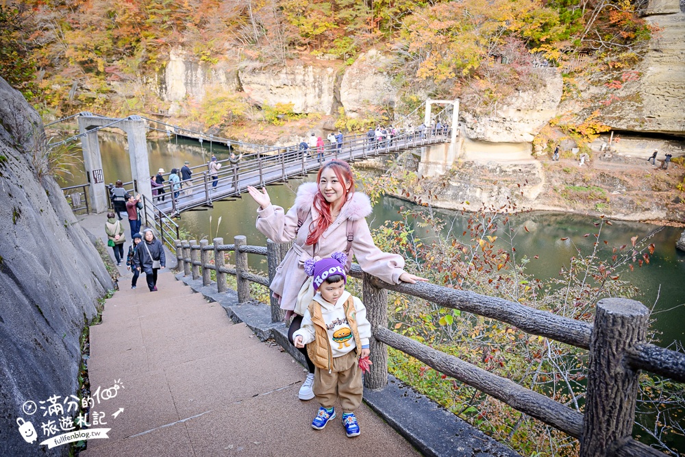 福島景點【塔崖】福島楓葉秘境,走吊橋.看塔型石岩.拜菩薩.感受百年溪流斷崖的震撼!
