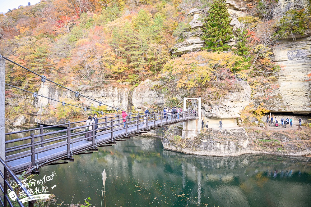 福島景點【塔崖】福島楓葉秘境,走吊橋.看塔型石岩.拜菩薩.感受百年溪流斷崖的震撼!