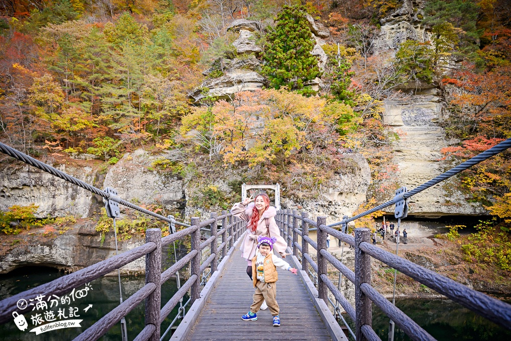 福島景點【塔崖】福島楓葉秘境,走吊橋.看塔型石岩.拜菩薩.感受百年溪流斷崖的震撼!