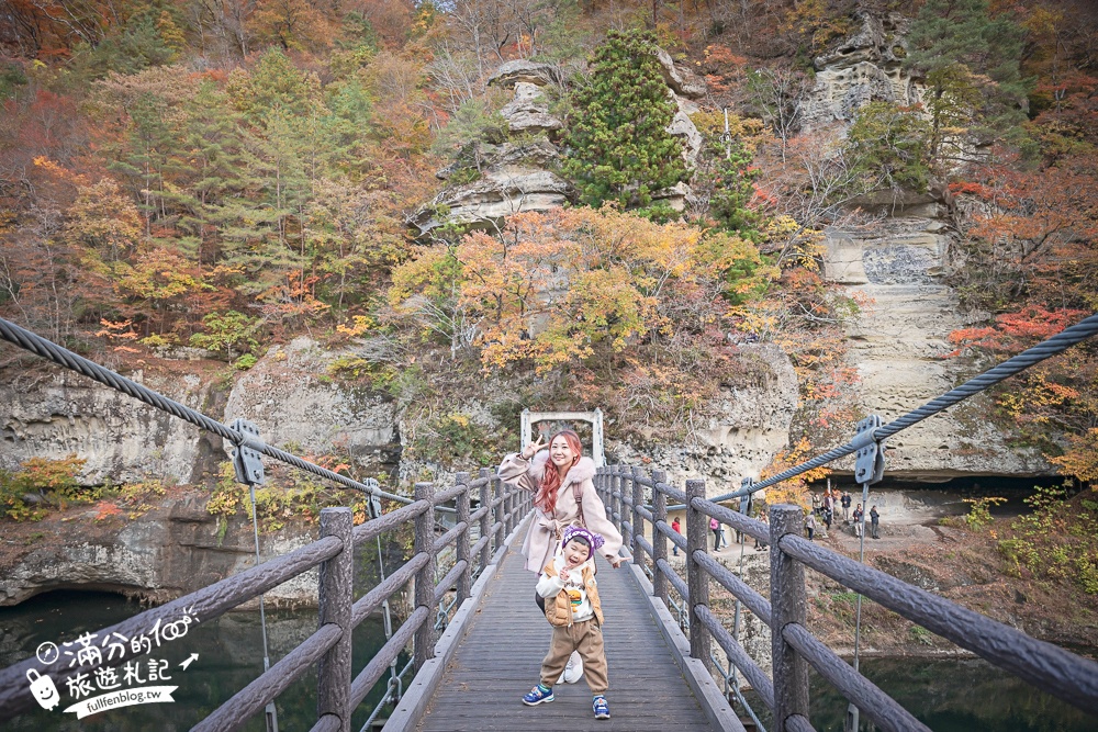 福島景點【塔崖】福島楓葉秘境,走吊橋.看塔型石岩.拜菩薩.感受百年溪流斷崖的震撼!