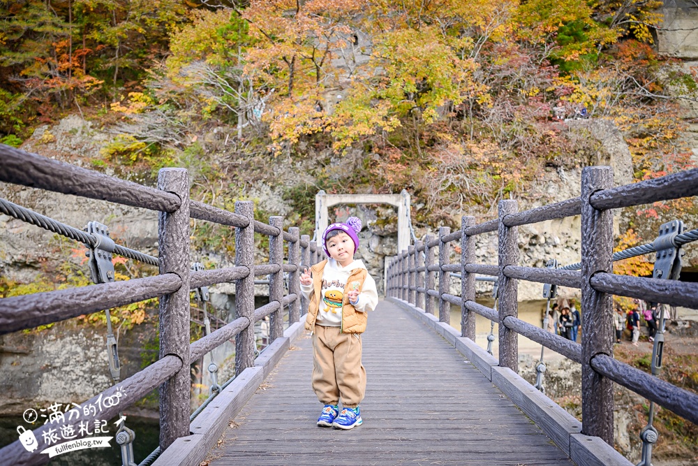 福島景點【塔崖】福島楓葉秘境,走吊橋.看塔型石岩.拜菩薩.感受百年溪流斷崖的震撼!