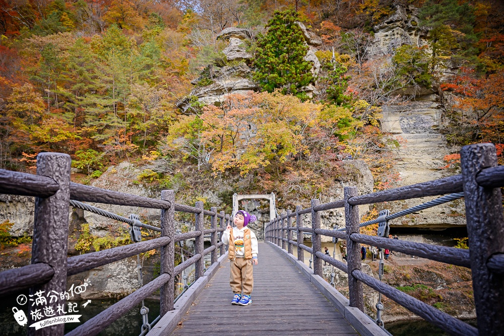 福島景點【塔崖】福島楓葉秘境,走吊橋.看塔型石岩.拜菩薩.感受百年溪流斷崖的震撼!