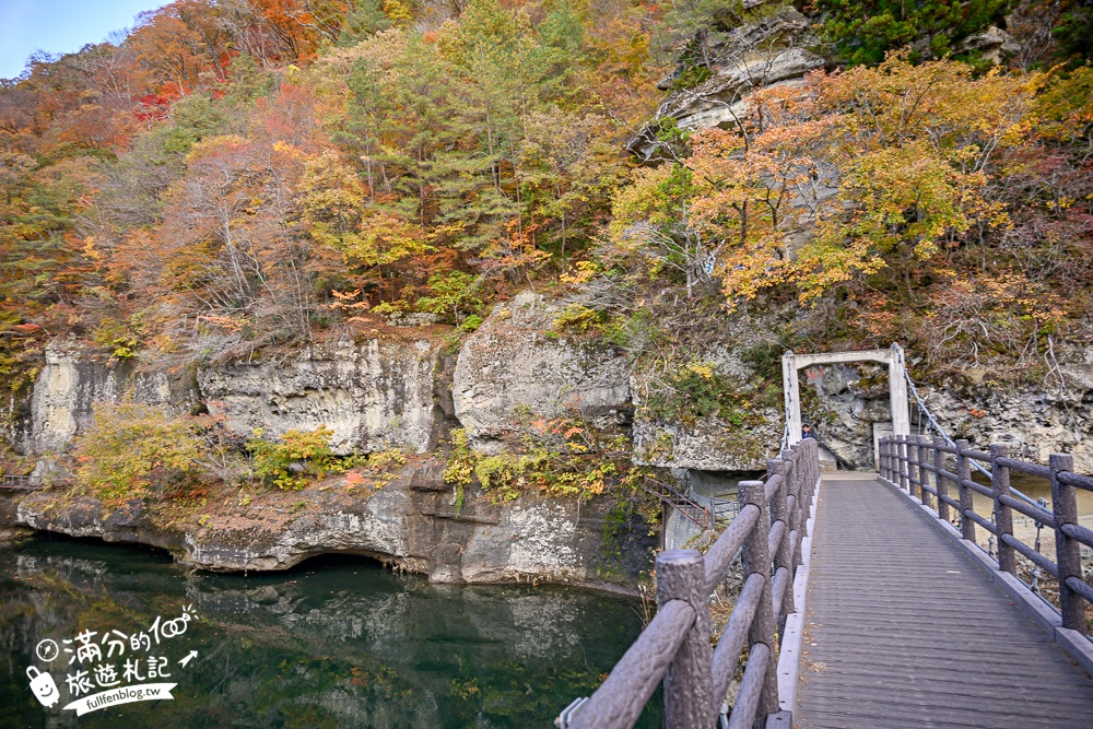 福島景點【塔崖】福島楓葉秘境,走吊橋.看塔型石岩.拜菩薩.感受百年溪流斷崖的震撼!