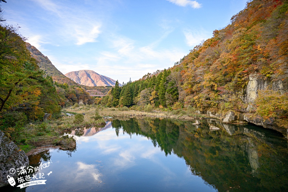 福島景點【塔崖】福島楓葉秘境,走吊橋.看塔型石岩.拜菩薩.感受百年溪流斷崖的震撼!