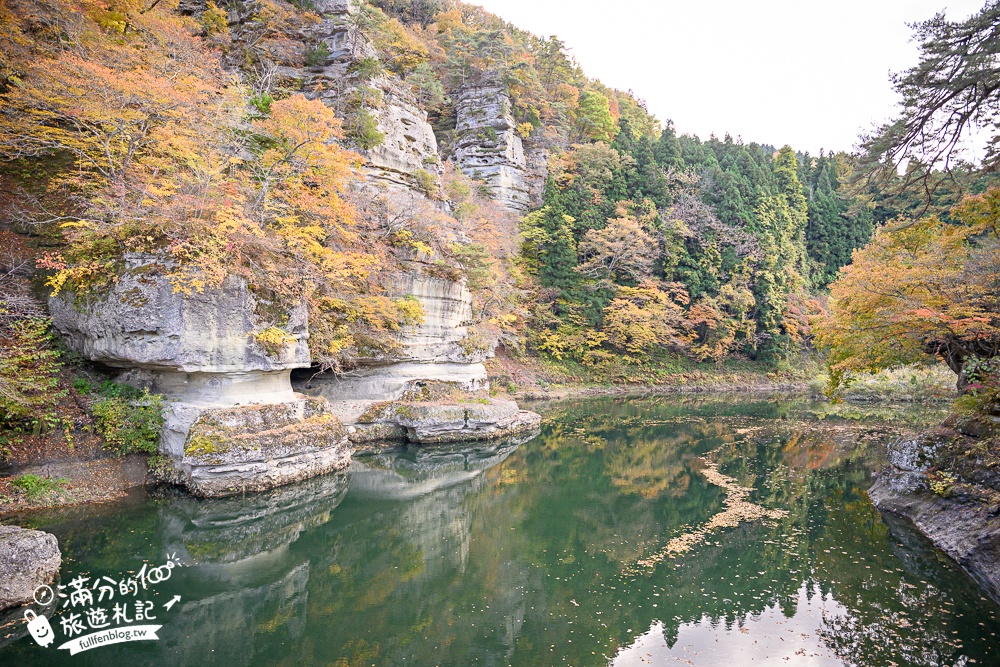 福島景點【塔崖】福島楓葉秘境,走吊橋.看塔型石岩.拜菩薩.感受百年溪流斷崖的震撼!
