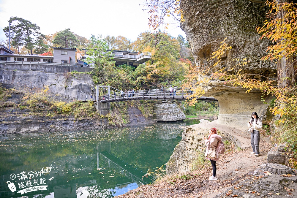福島景點【塔崖】福島楓葉秘境,走吊橋.看塔型石岩.拜菩薩.感受百年溪流斷崖的震撼!