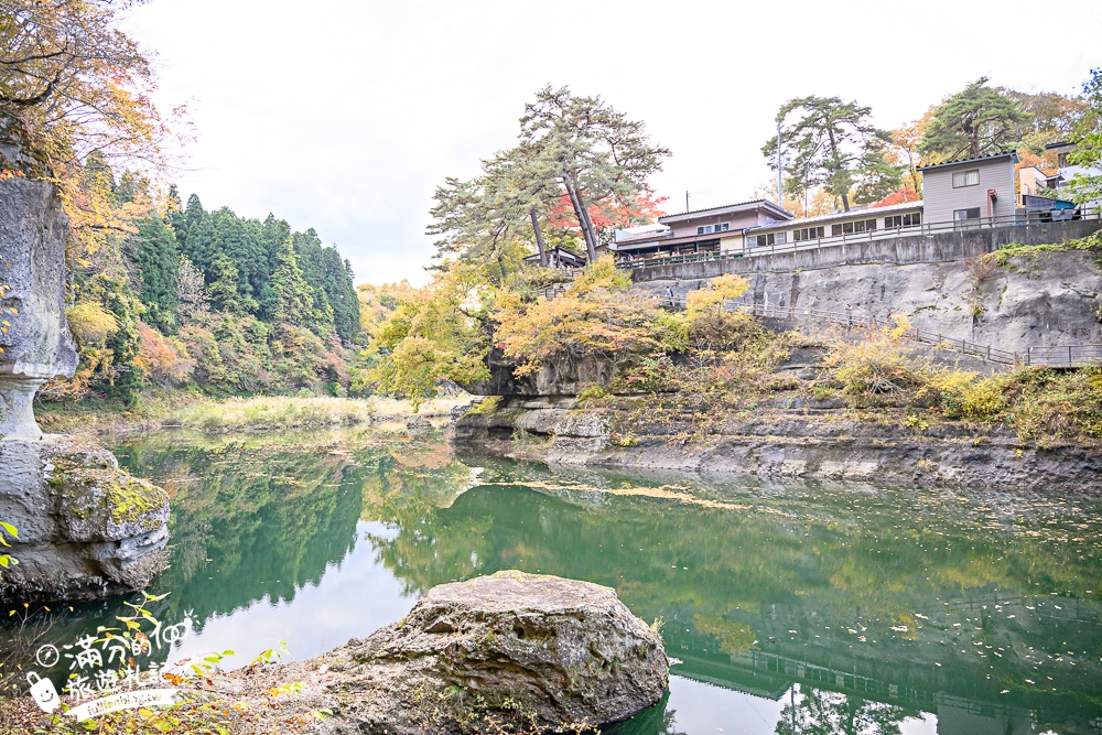 福島景點【塔崖】福島楓葉秘境,走吊橋.看塔型石岩.拜菩薩.感受百年溪流斷崖的震撼!