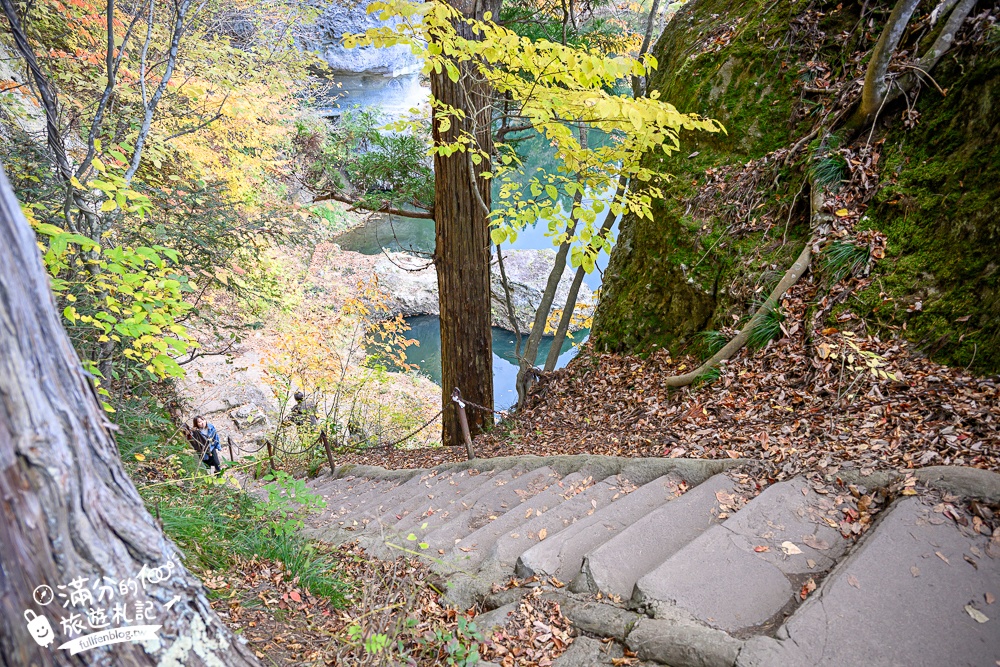 福島景點【塔崖】福島楓葉秘境,走吊橋.看塔型石岩.拜菩薩.感受百年溪流斷崖的震撼!