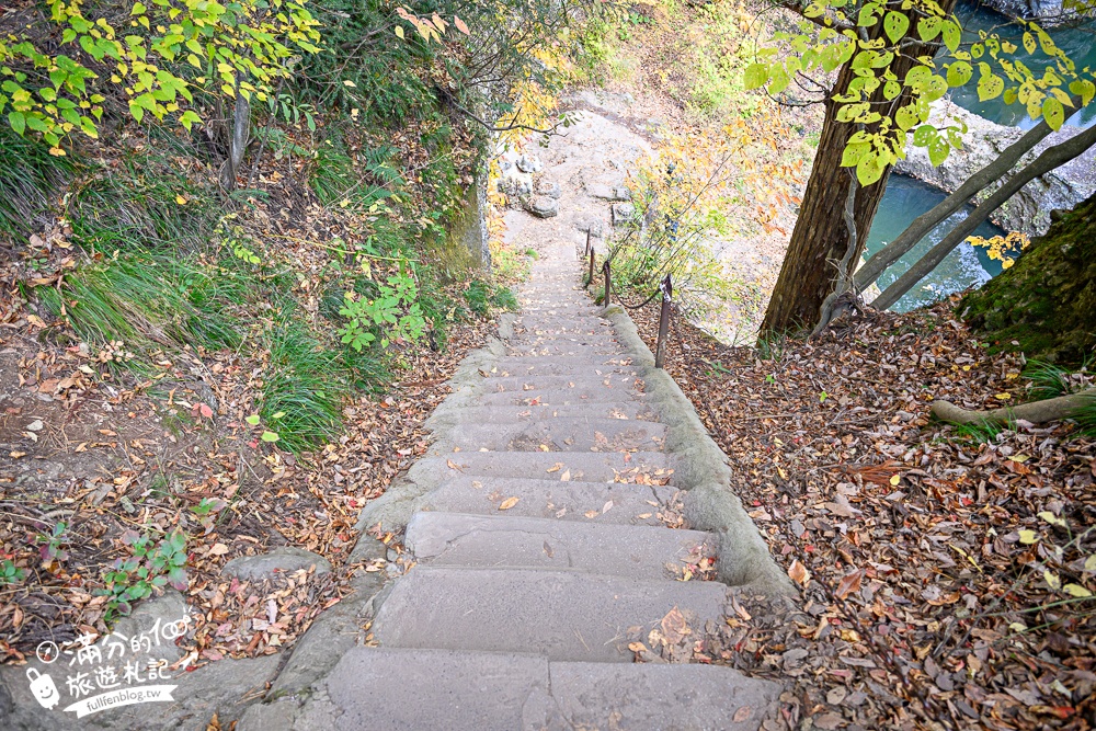 福島景點【塔崖】福島楓葉秘境,走吊橋.看塔型石岩.拜菩薩.感受百年溪流斷崖的震撼!