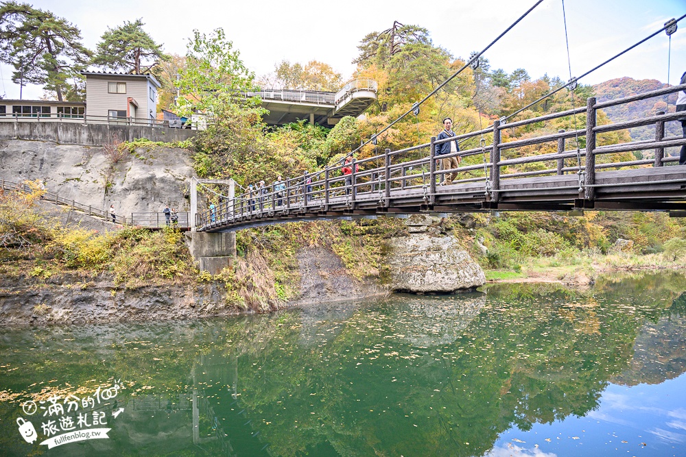 福島景點【塔崖】福島楓葉秘境,走吊橋.看塔型石岩.拜菩薩.感受百年溪流斷崖的震撼!