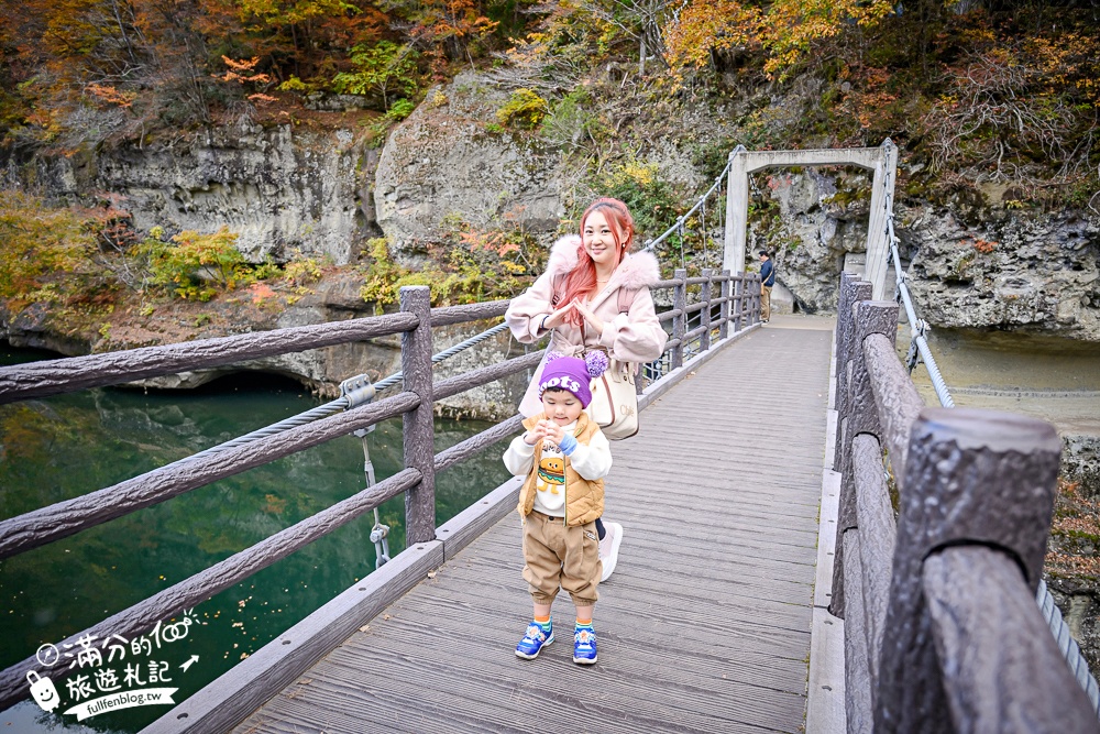 福島景點【塔崖】福島楓葉秘境,走吊橋.看塔型石岩.拜菩薩.感受百年溪流斷崖的震撼!