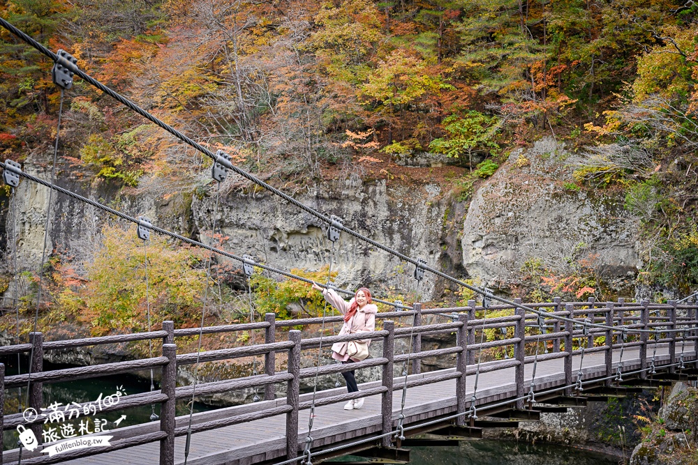 福島景點【塔崖】福島楓葉秘境,走吊橋.看塔型石岩.拜菩薩.感受百年溪流斷崖的震撼!