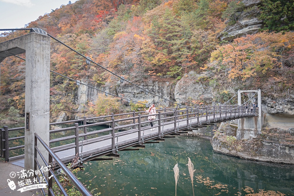 福島景點【塔崖】福島楓葉秘境,走吊橋.看塔型石岩.拜菩薩.感受百年溪流斷崖的震撼!