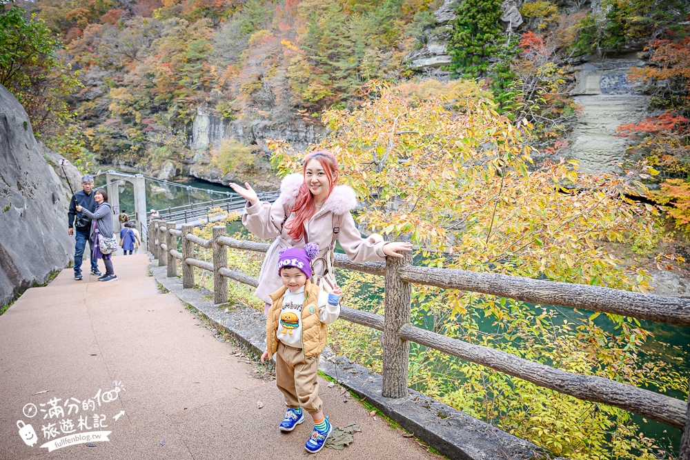 福島景點【塔崖】福島楓葉秘境,走吊橋.看塔型石岩.拜菩薩.感受百年溪流斷崖的震撼!
