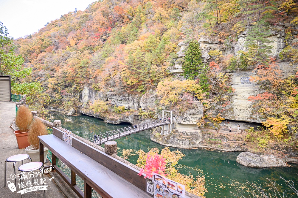 福島景點【塔崖】福島楓葉秘境,走吊橋.看塔型石岩.拜菩薩.感受百年溪流斷崖的震撼!