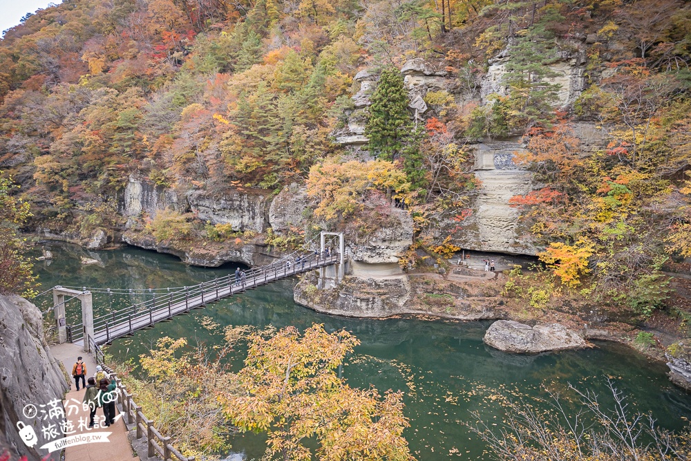 福島景點【塔崖】福島楓葉秘境,走吊橋.看塔型石岩.拜菩薩.感受百年溪流斷崖的震撼!