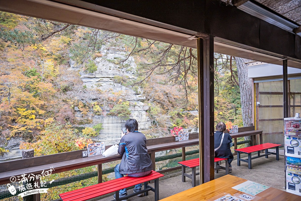 福島景點【塔崖】福島楓葉秘境,走吊橋.看塔型石岩.拜菩薩.感受百年溪流斷崖的震撼!