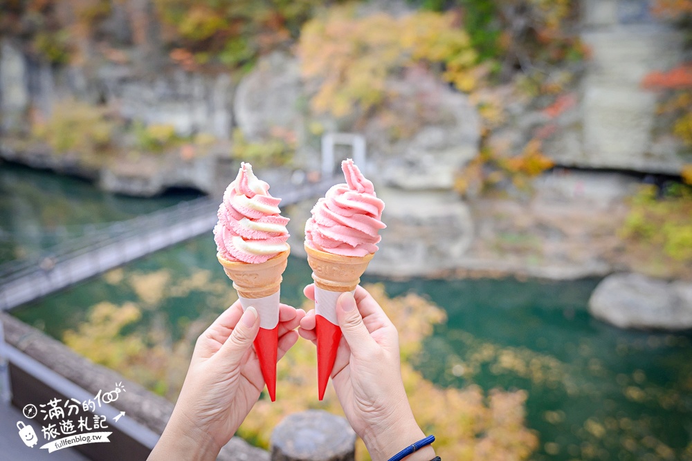 福島景點【塔崖】福島楓葉秘境,走吊橋.看塔型石岩.拜菩薩.感受百年溪流斷崖的震撼!