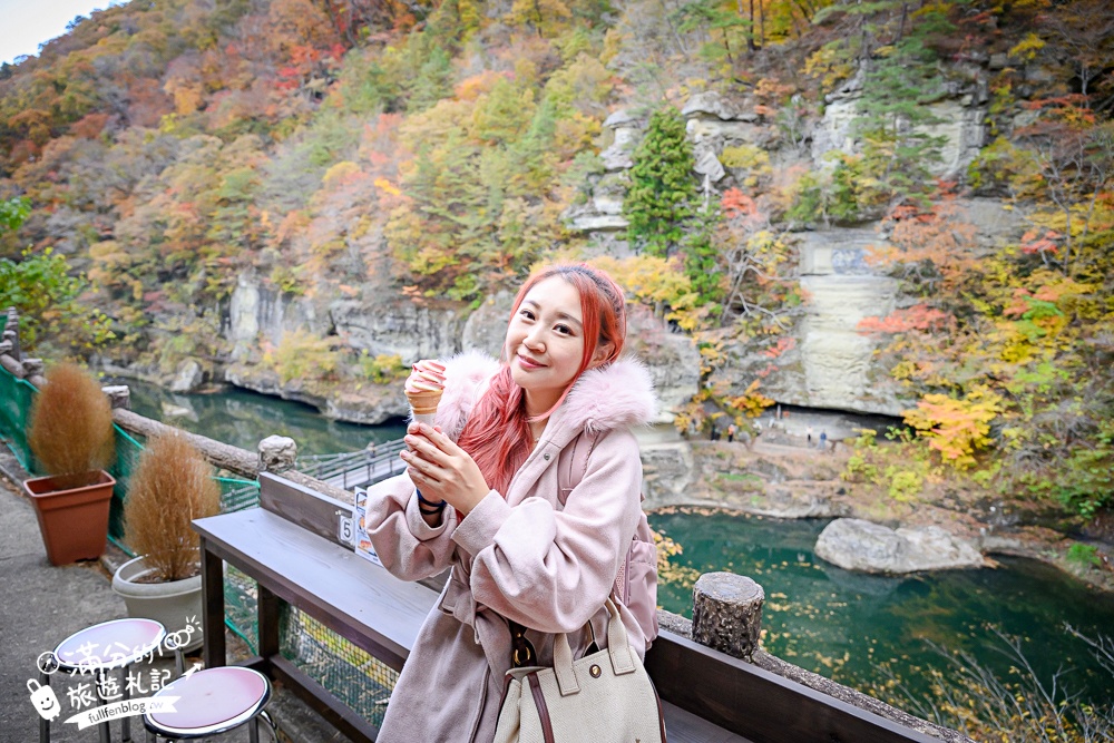 福島景點【塔崖】福島楓葉秘境,走吊橋.看塔型石岩.拜菩薩.感受百年溪流斷崖的震撼!
