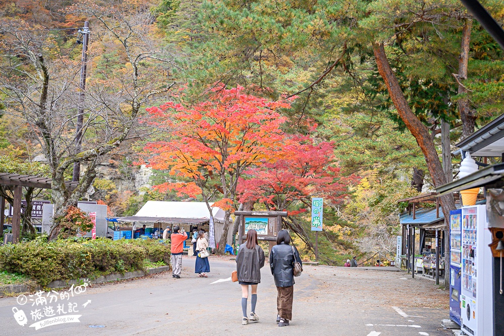 福島景點【塔崖】福島楓葉秘境,走吊橋.看塔型石岩.拜菩薩.感受百年溪流斷崖的震撼!