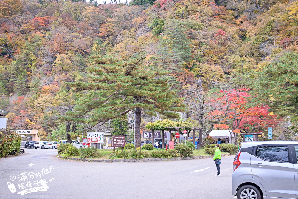 福島景點【塔崖】福島楓葉秘境,走吊橋.看塔型石岩.拜菩薩.感受百年溪流斷崖的震撼!