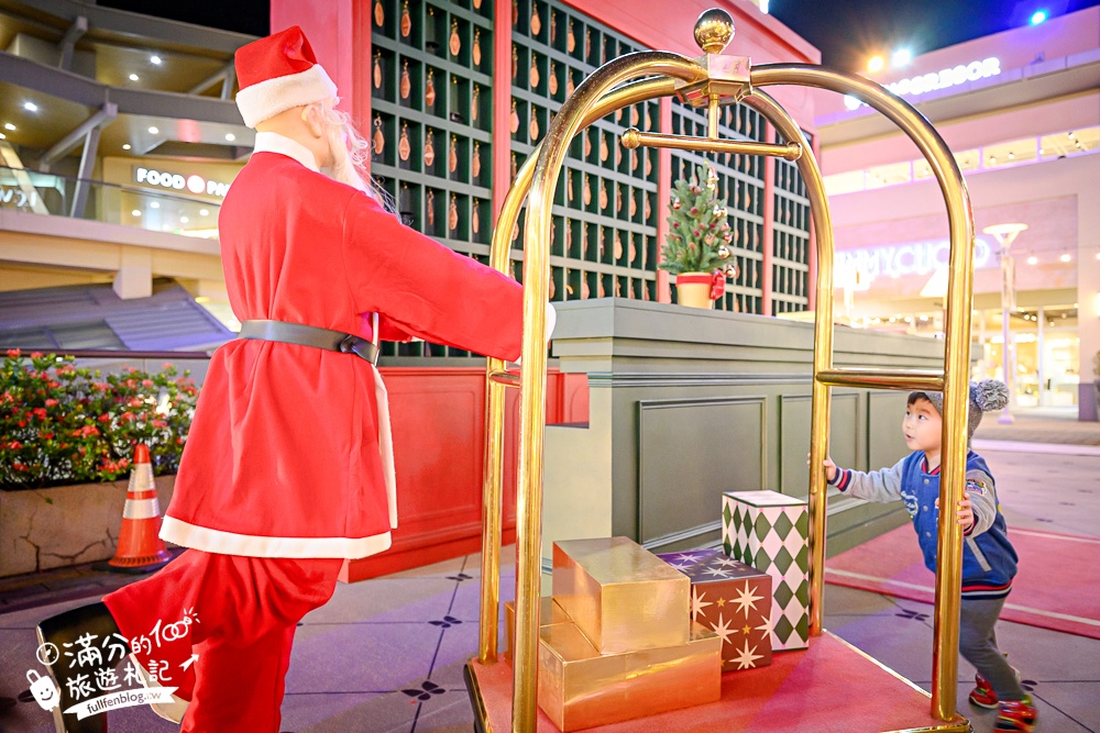【2025華泰名品城聖誕村開村啦】璀璨20米聖誕樹飄雪.打卡復古飯店和摩登粉紅舞台! 【2025華泰名品城聖誕村開村啦】璀璨20米聖誕樹飄雪.打卡復古飯店和摩登粉紅舞台!